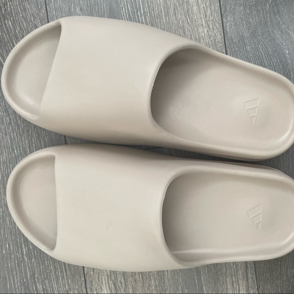 Adidas Yeezy Slide - Picture 1 of 5
